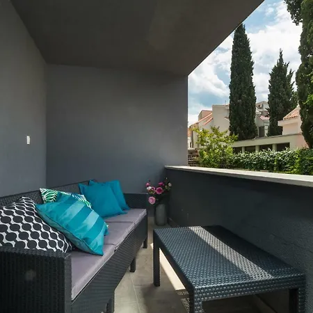 Apartment Two Bedroom Apt With Parking And Terrace 2 *